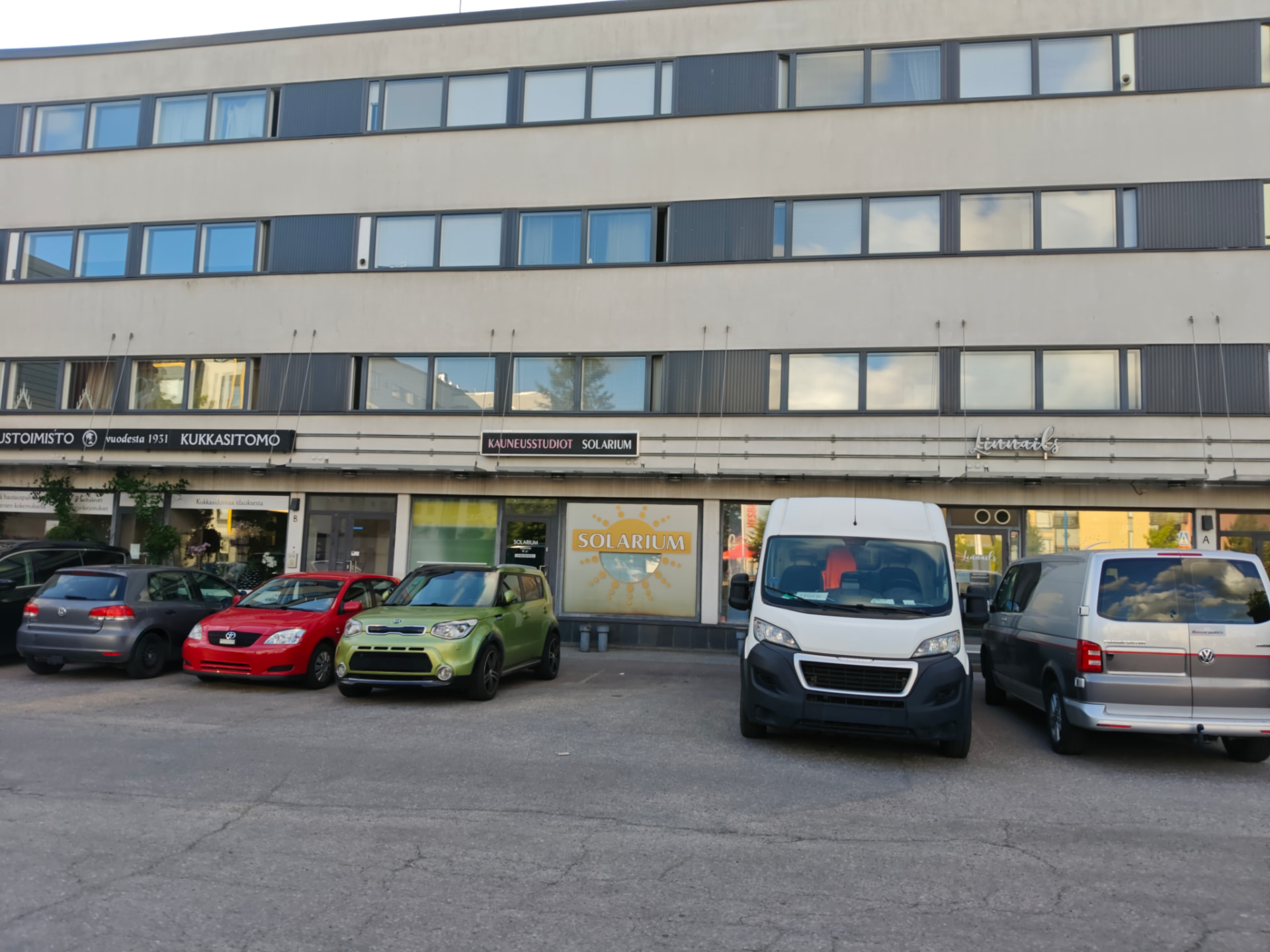 Solarium Järvenpää liiketila kadulta nähtynä